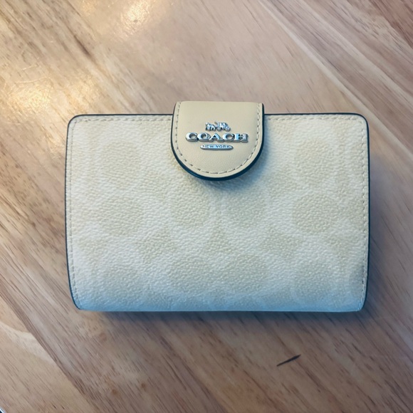 Coach NWOT Pastel Yellow Corner Zip Wallet - Picture 1 of 6